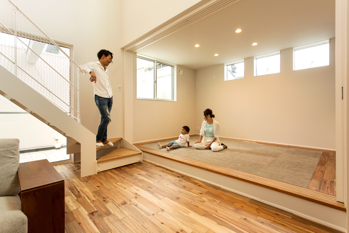 リビングの一角には 将来親御さんが一緒に住めるよう配慮して小上がりが設けてある 畳の周りをリビングの床と同材の無垢材で囲み Ldkと違和感な