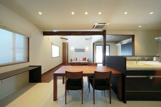 ペニンシュラキッチンの横にダイニングテーブルを並べて 家事動線を短縮 ダイニングセットも室内の内装に合わせてトータルコーディネートした イ