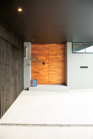 無垢材で造作したハイドアの玄関ドア 壁との一体感が美しい イエタテ