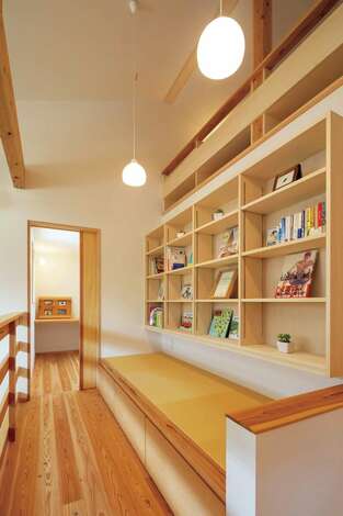 2階ホールの畳コーナーは本棚と併せて造作 洗濯物をたたんだり 読書やお昼寝も イエタテ