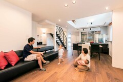 スタイリッシュで機能的な 都市部で暮らす木造3階建て