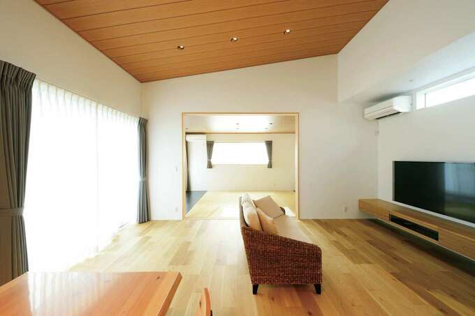 リビングのｔｖボードは 幹工務店 のオリジナル 奥には続き間の和室がある イエタテ