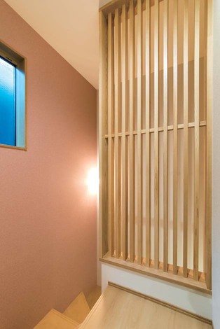 目線をゆるやかにカットする木の格子は圧迫感がなく開放的で インテリアにもなっている イエタテ