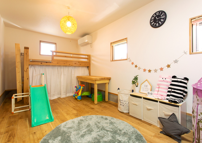 1階の子ども部屋は ロフトベッドを造作設置 ベッドの下部を有効利用でき お片付けも楽々 イエタテ