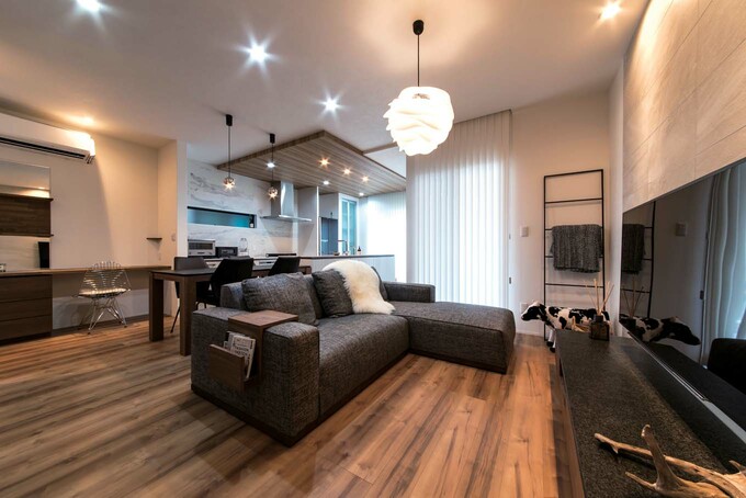 寝室はベッドヘッドの壁がウォークインクローゼットとの仕切りを兼ね ベッドを中心に回遊できる イエタテ