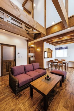 レトロでモダンな独特の空間。時を経て深まる自然素材の家