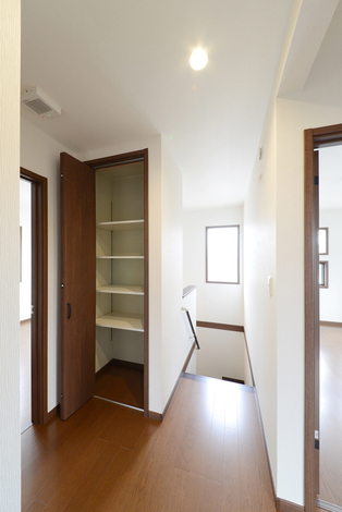 2階ホールにはみんなで使える収納スペースを設置 決められたプランの中からご家族のライフスタイルにぴったりの間取りを選んでいくコアハウスの家づ