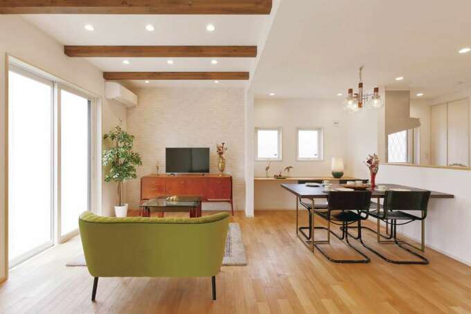 奥さまの希望で テレビ背面の壁は一面エコカラットに イエタテ