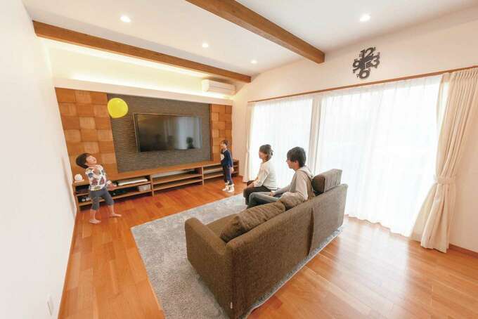 テレビ背面の壁は 外壁材を使いコストダウン 木のモザイクとの相性がいい イエタテ