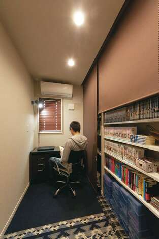 ご主人の書斎 大容量の収納は ロールスクリーンですっきりと隠せる お気に入りの空間だ イエタテ