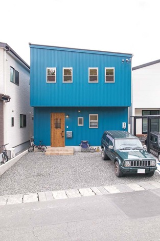 ターコイズブルーで個性的な外観に イエタテ