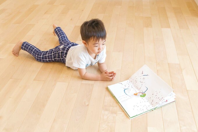 四季を通して床に座る暮らしを可能にする 床暖房okの無垢バーチ材 暖かい空気は 足元から部屋中に広がる イエタテ