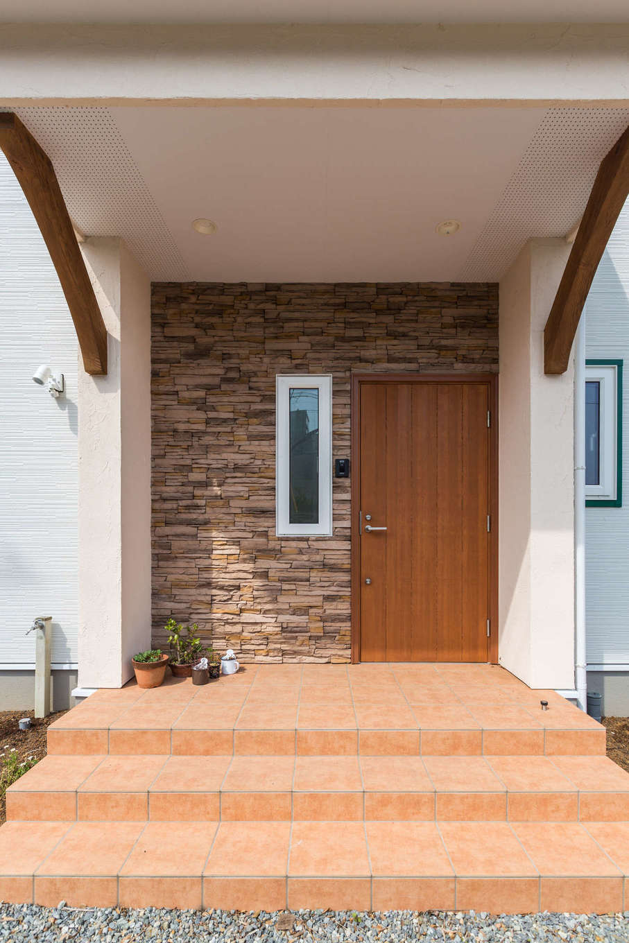 木と石 異なる素材を組み合わせた玄関は 家族の帰りや来客を明るく出迎える イエタテ