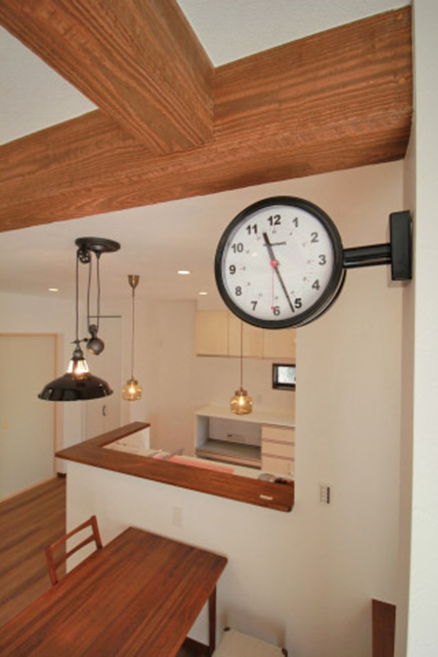 階段のペンダントライト リビングの壁付け時計 アクセントクロスなどインテリアのセンスもぜひ参考に イエタテ