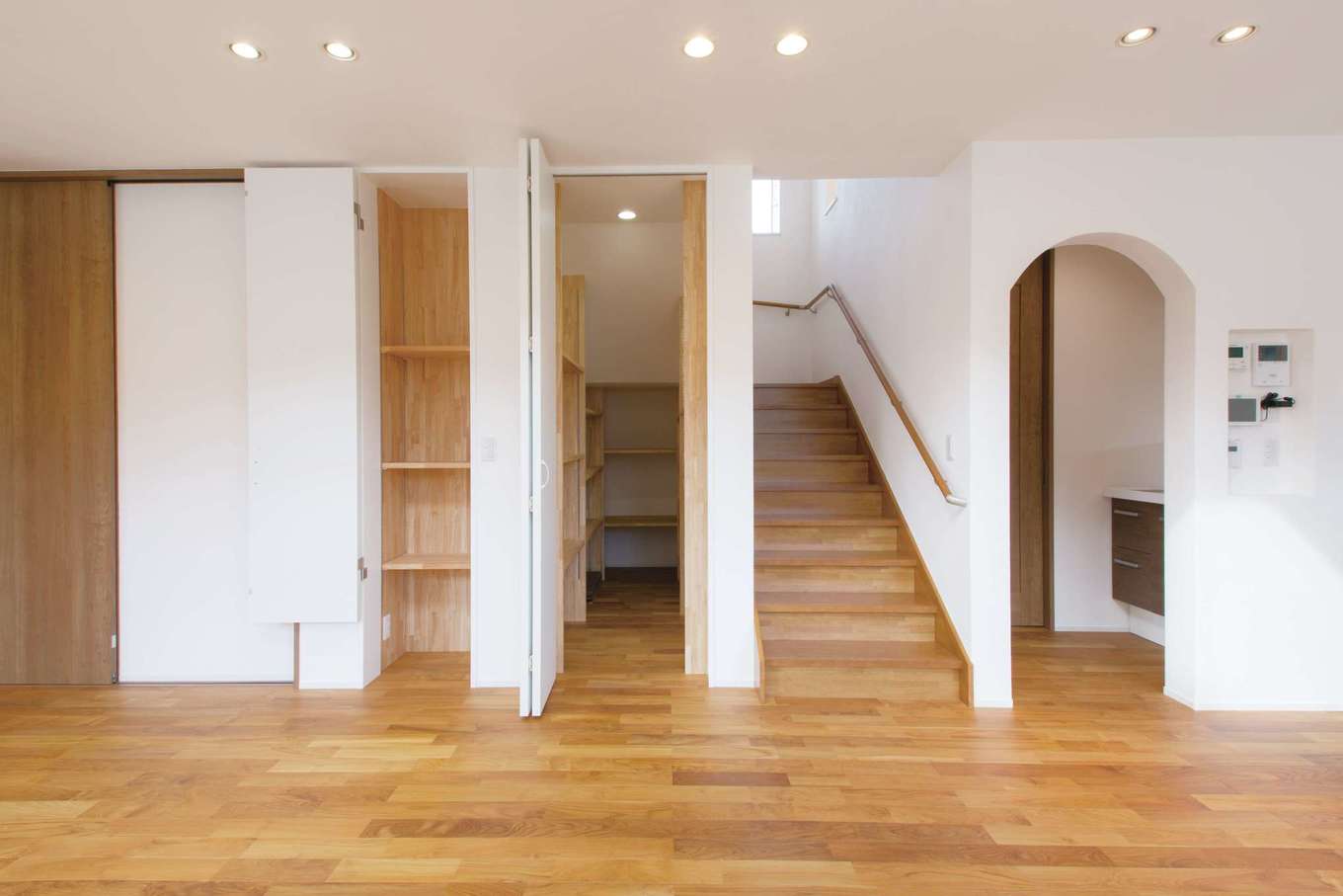 Ldkには壁面や階段下に収納スペースをたっぷり確保 片付けがしやすく 室内のキレイをキープできる 階段は幅を広めにとり 老後も上りやすいよう