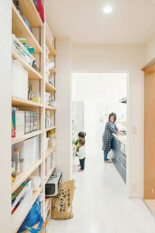 シューズインクローゼットから繋がる3 5畳のパントリー 災害時用の備蓄品もストック イエタテ