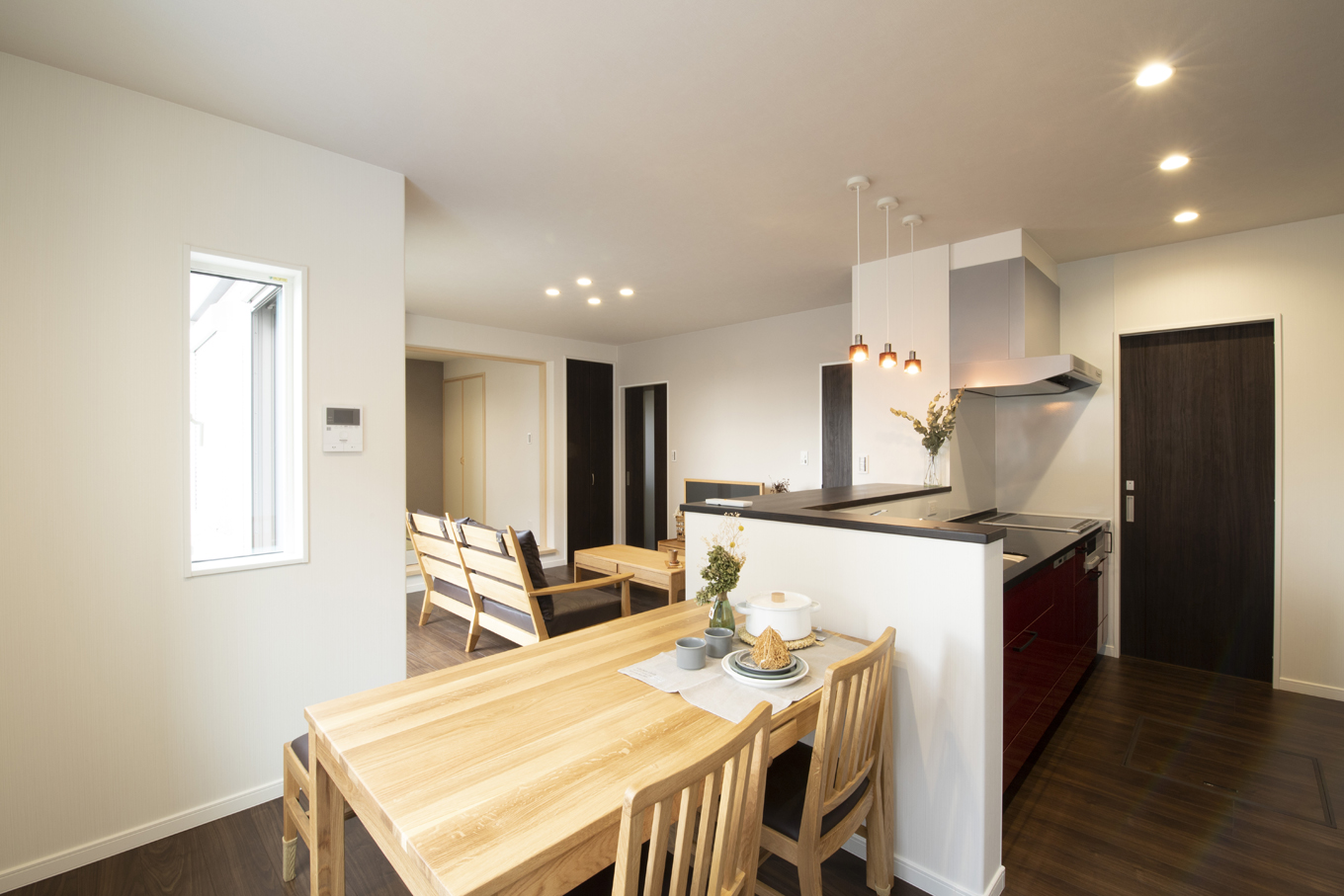 玄関横と水回り側の2か所に出入り口を設けた 回遊性の高い家事ラク動線 コミュニケーションを取りやすいオープンキッチンを採用 イエタテ