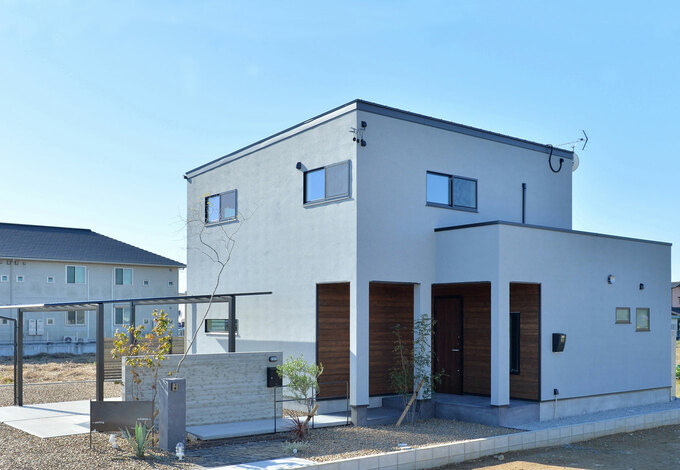広くて開かれた土地の利を活かし 室内が圧迫感なく外へとつながる大空間をデザイン 玄関へのアプローチは素材にこだわり あえて細く奥まったスタイ