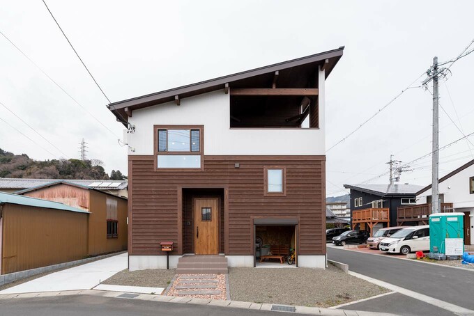 ナチュラルなツートンカラーと勾配天井が印象的な外観 天候を気にせずに洗濯物を干せるインナーバルコニーは 家族のくつろぎスペースにも大活躍 イ