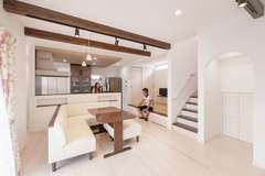 希望をたくさん盛り込んだ、広々リビングがある家