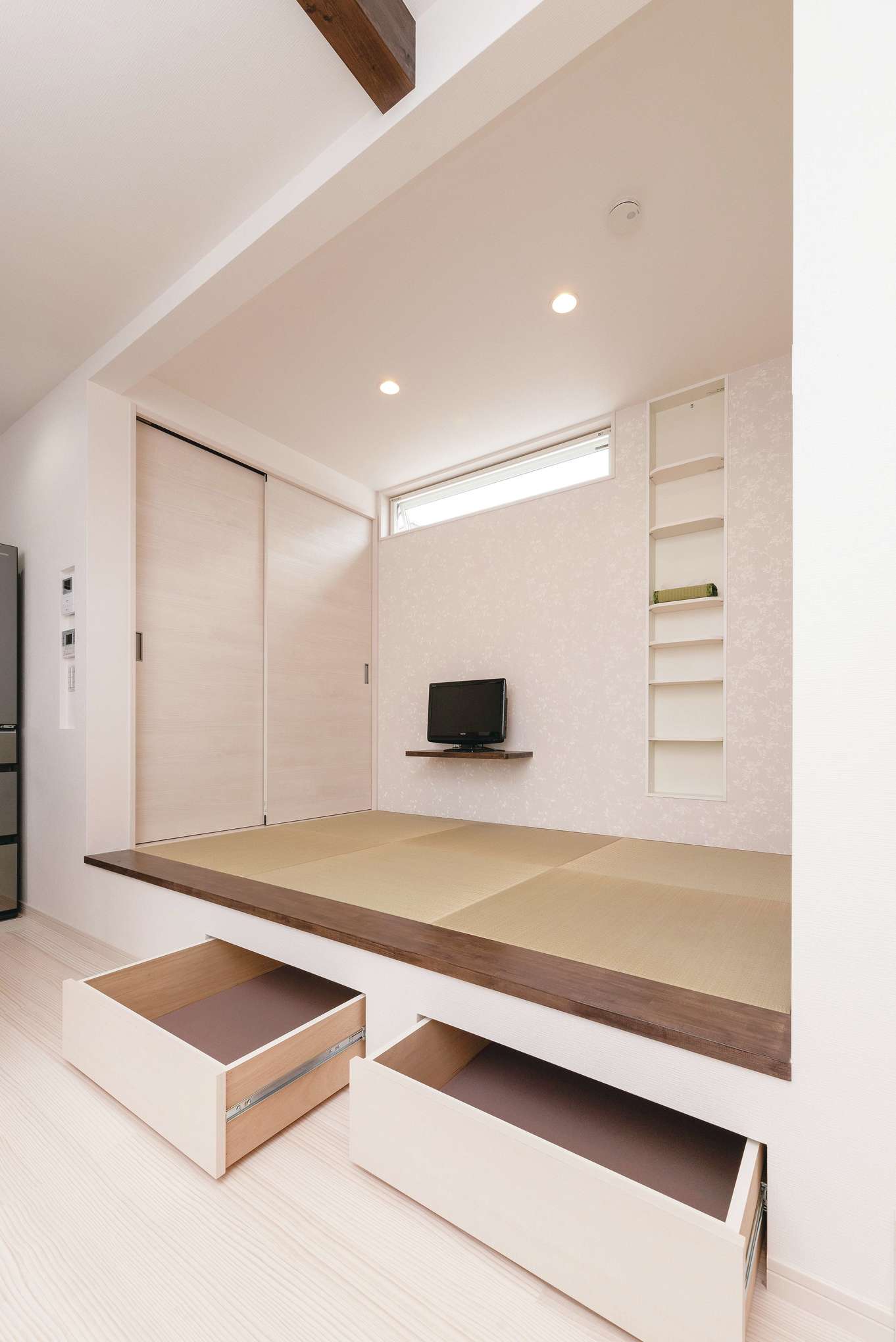 リビングの小上がりの下部は収納になっている イエタテ