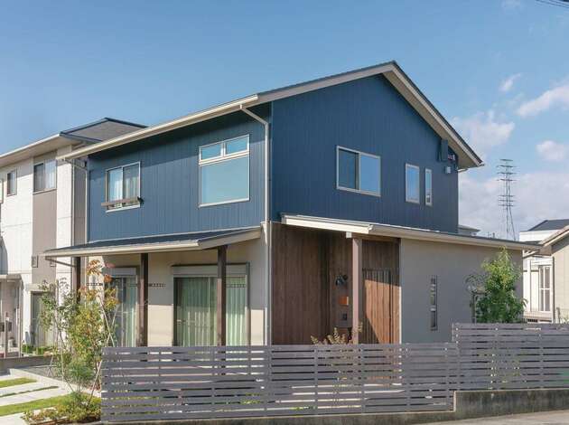 ガルバリウム 塗り壁 木がバランスよく調和した和モダンスタイルの外観 イエタテ