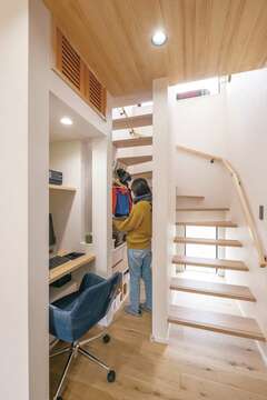 キッチンの天井にはパイン材を用いた 背面のクロスは色を変えてアクセントに 日常使いの食器類は引き出し収納の中に オープンシェルフはインテリア