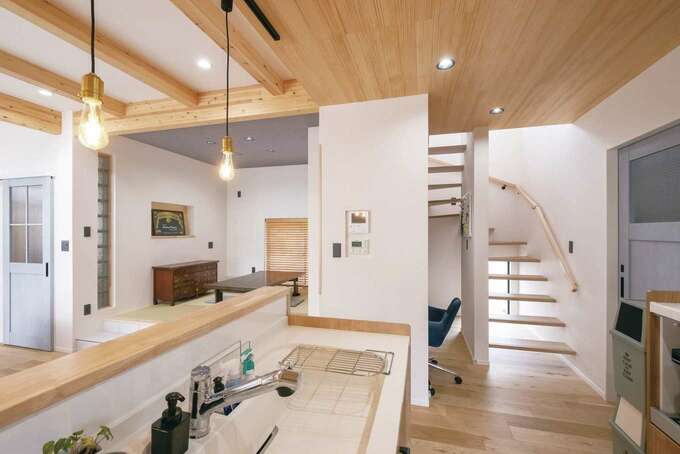 キッチンからダイレクトにつながる水回りは 行き来するのにストレスがなく便利な動線 玄関ホールからリビングに入り 2階に上がる子どもの動きもわ