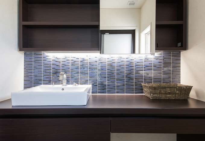 ホテルライクなデザインのスタイリッシュな洗面台 洗面ボウルの横にゆったりとしたカウンタースペースがあるため ご夫婦ならんで朝の支度もゆったり