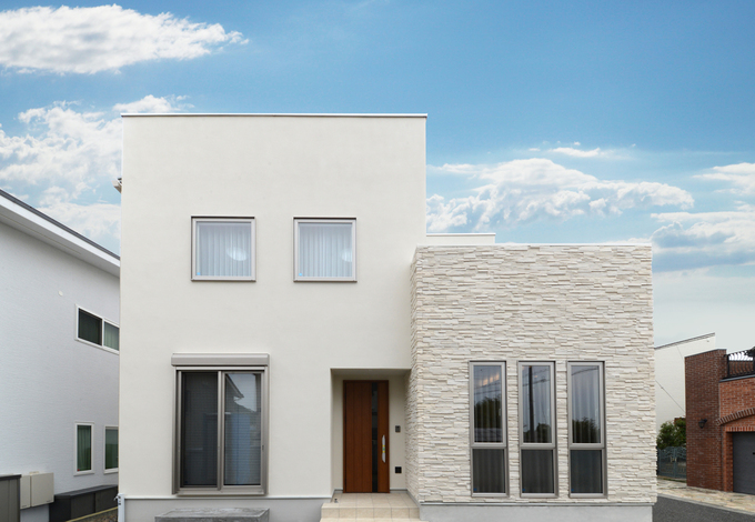キュービックを組み合わせた外観 凹凸のある外壁材が真っ白な建物に奥行き感のある表情を生み出す イエタテ
