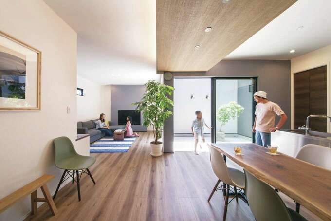 リビングのソファに横たわると 中庭からの風がやさしく頬を撫で リゾートの開放感に包まれる 育ち盛りの小学生が2人いるとは思えないほど おしゃ