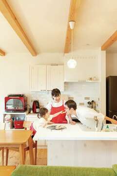 アイランドキッチンがはぐくむ 家族の笑顔と家事ラク動線