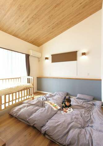 まだ子どもが小さいため 今は夫婦のベッドルームで家族4人で仲良く眠る 天井の勾配がいい感じ イエタテ