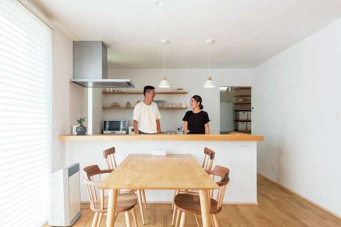 キッチン背後の飾り棚は建築中の現場で高さを調整 どうしても目立ちがちな冷蔵庫は奥のパントリーに設置した イエタテ