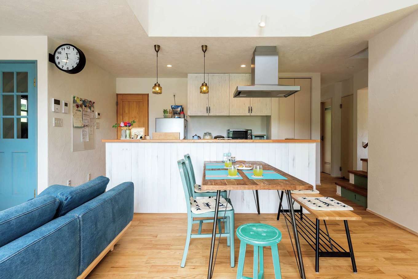 白のキッチンカウンターと収納ボードはヴィンテージ仕上げ レトロな照明とのバランスもいい イエタテ