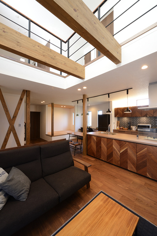 キッチンを中心とした約23帖の広々ldk リビング上は吹き抜けとなっており 明るく 開放感がある イエタテ