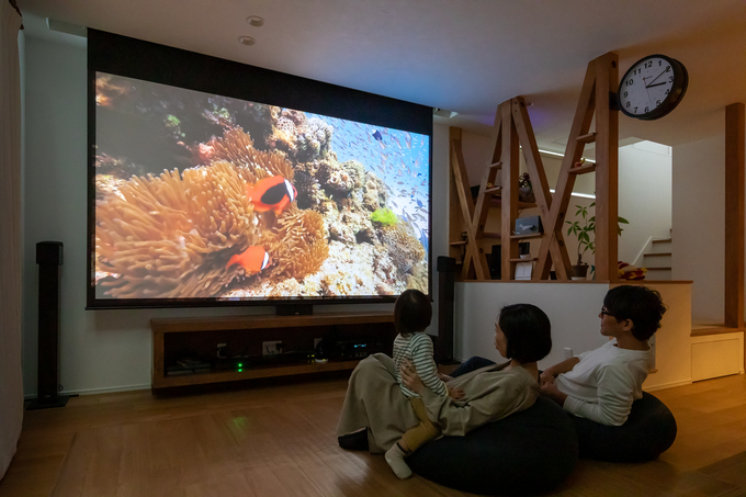 リビングにはホームシアターがあり 家族が集まればあっという間に映画館に変貌する イエタテ