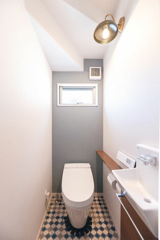 クッションフロアとレトロな照明で演出したトイレ イエタテ