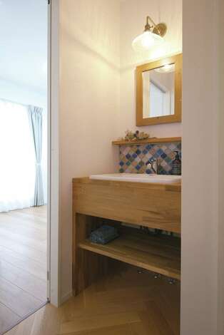 2階の洗面台は造作 ヘリンボーンの床とタイルが素敵な空間だ イエタテ