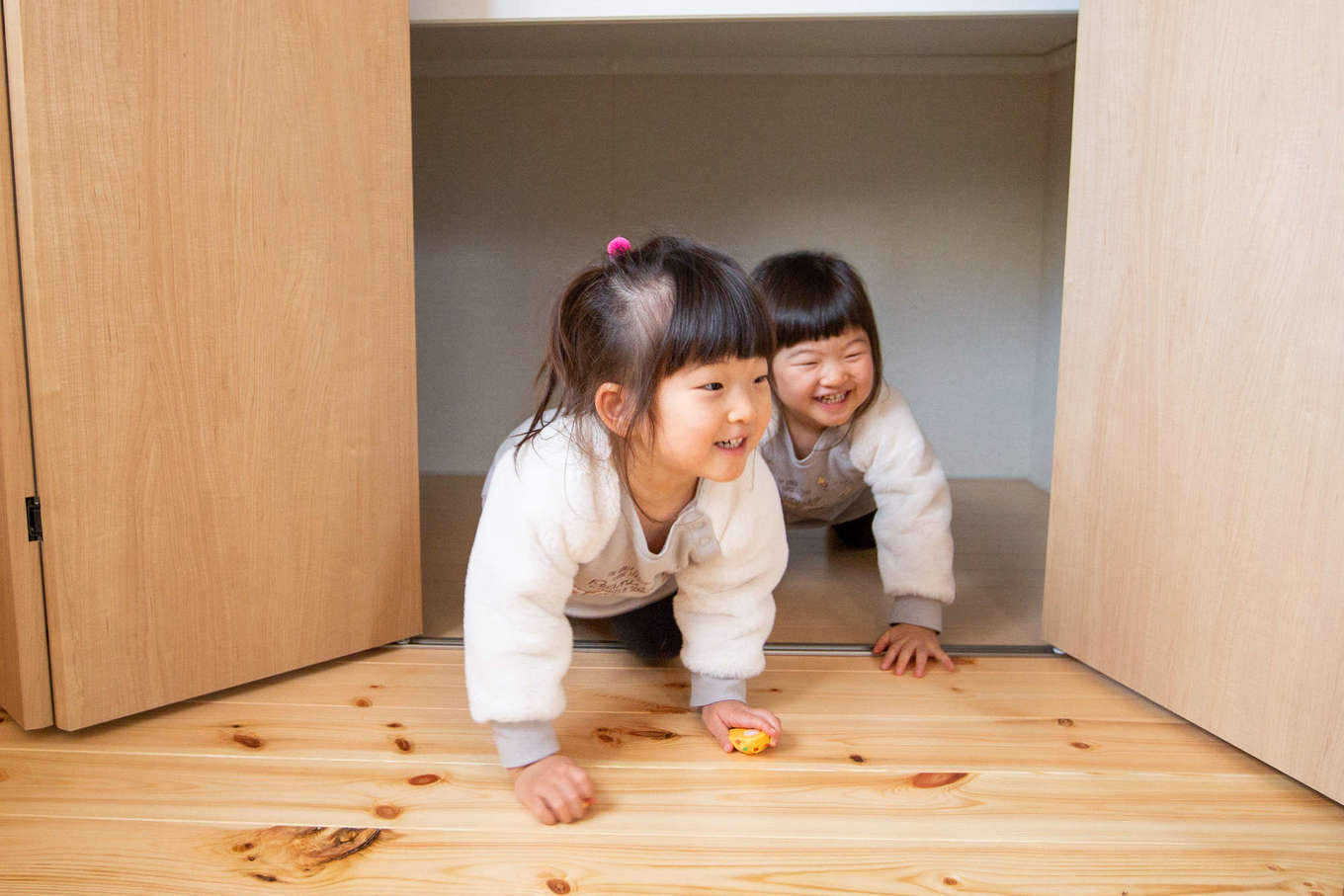 嬉しそうにあちこちを探検する子ども達 自然素材の安心感で 見守るパパママも笑顔に イエタテ
