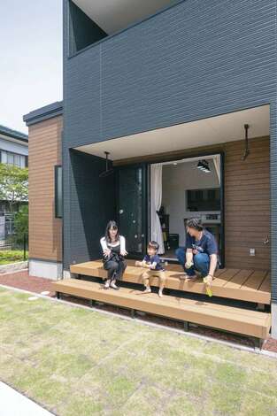 リビングの全開口サッシを開けると 大きなウッドデッキと庭へ 休日はbbqやプール遊びを楽しむ イエタテ
