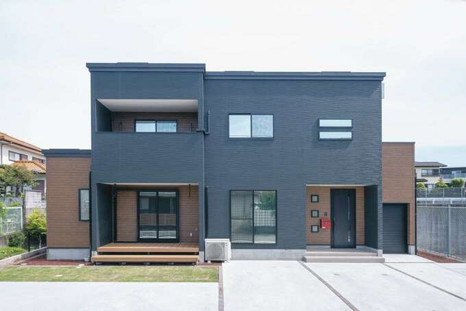 ワイドスパンに建物を設計したことで 実面積よりも大きく見える外観 ブラックのスクエアなフォルムがおしゃれ 右側は水路 左側はスロープ 裏には