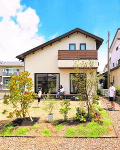 無垢の木が香る優しい雰囲気と 理想の家事動線を両立