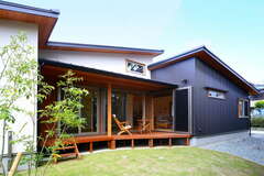 のびやかに暮らす、景観を活かしたスタイリッシュな平屋