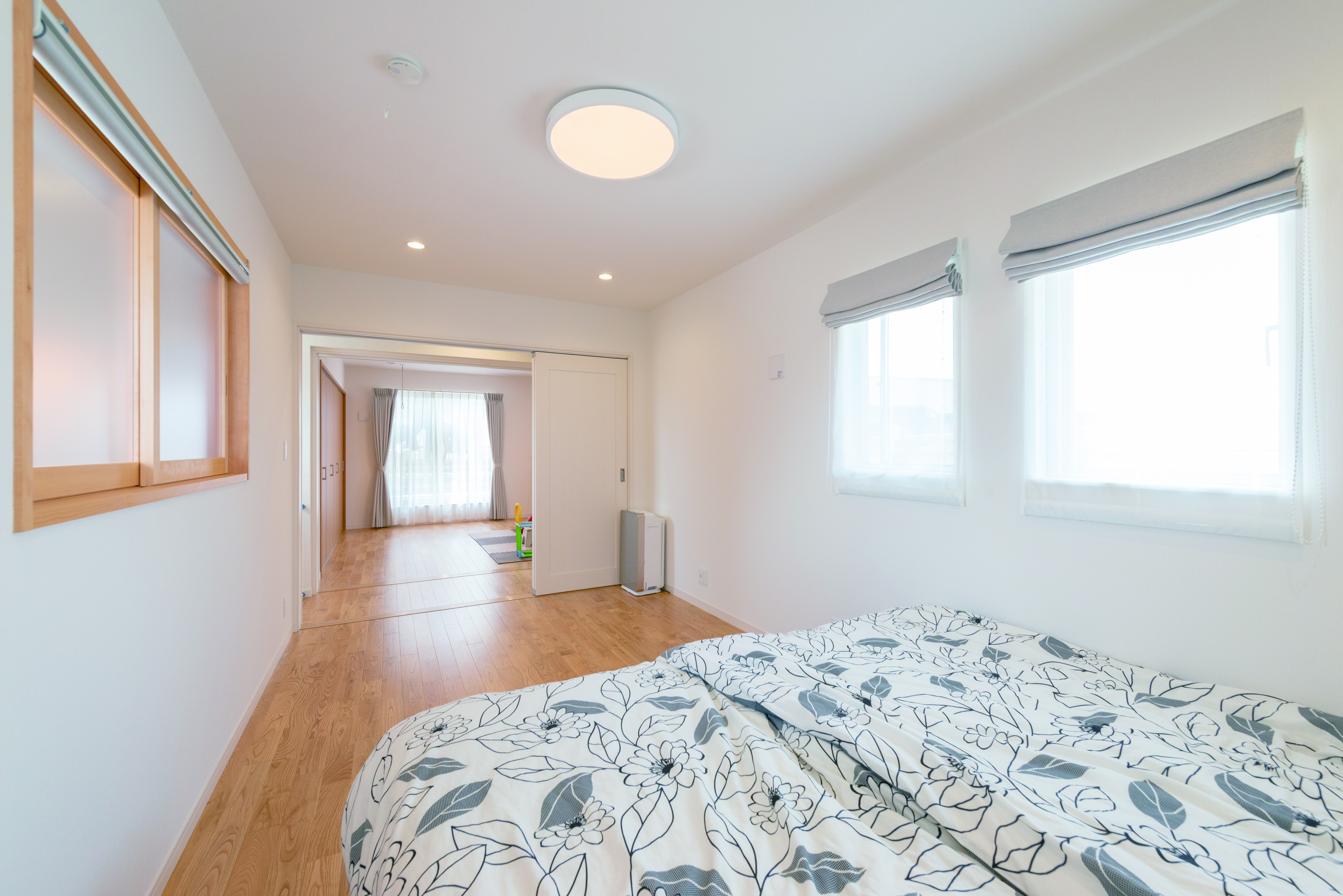 2階に廊下を挟んで寝室と子ども部屋を配置 引き戸をオープンにすれば空間が一体化する イエタテ