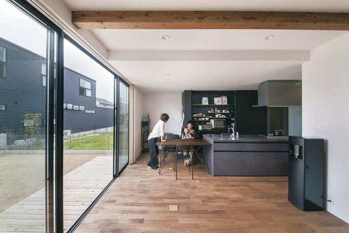 Se構法により コンパクトでありながら開放的なldkを実現 アイランドキッチンの背面には大きな扉の収納を確保 収納の側面はマグネット仕様にな
