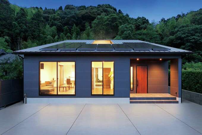 平屋と思いきや 北に向かうほど屋根が駆け上がる 大屋根 の2階建て 真ん中に開いた空間は中庭にあたる イエタテ