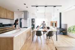 無垢材と自然素材に包まれたスローな暮らし。住むほどに輝きと艶を増す家