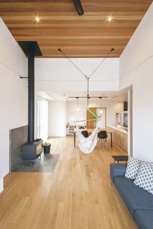 高い勾配天井の開放感に満ちたリビング 納得 オリジナルの無垢材の床と レッドシダーを張った天井で ぬくもりのある空間に イエタテ