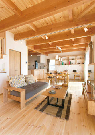 板張りの天井と均等に並んだ梁 そしてパインの床が木の温かみを感じさせるldk 南側に窓を広く設け 明るく開放的な空間に 無垢と珪藻土の壁が調